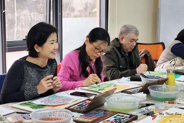 Nhịp Sống Hà NộiGần đây ở Hà Nội xuất hiện xu hướng dạy vẽ cho những người không chuyên. Đủ mọi lứa tuổi, đủ mọi ngành nghề...