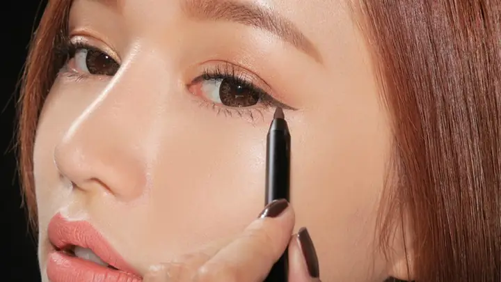 Cách Vẽ Eyeliner Bằng Chì Cách Vẽ Eyeliner Bằng Chì