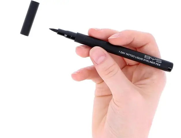 Cách Vẽ Eyeliner Không Lem Cách Vẽ Eyeliner Không Lem